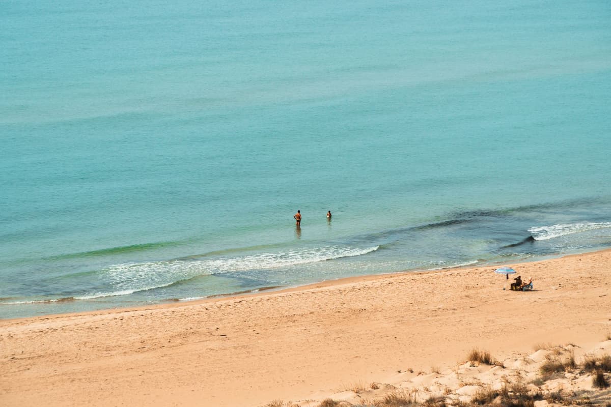 Plage sicilienne et mer turquoise en été