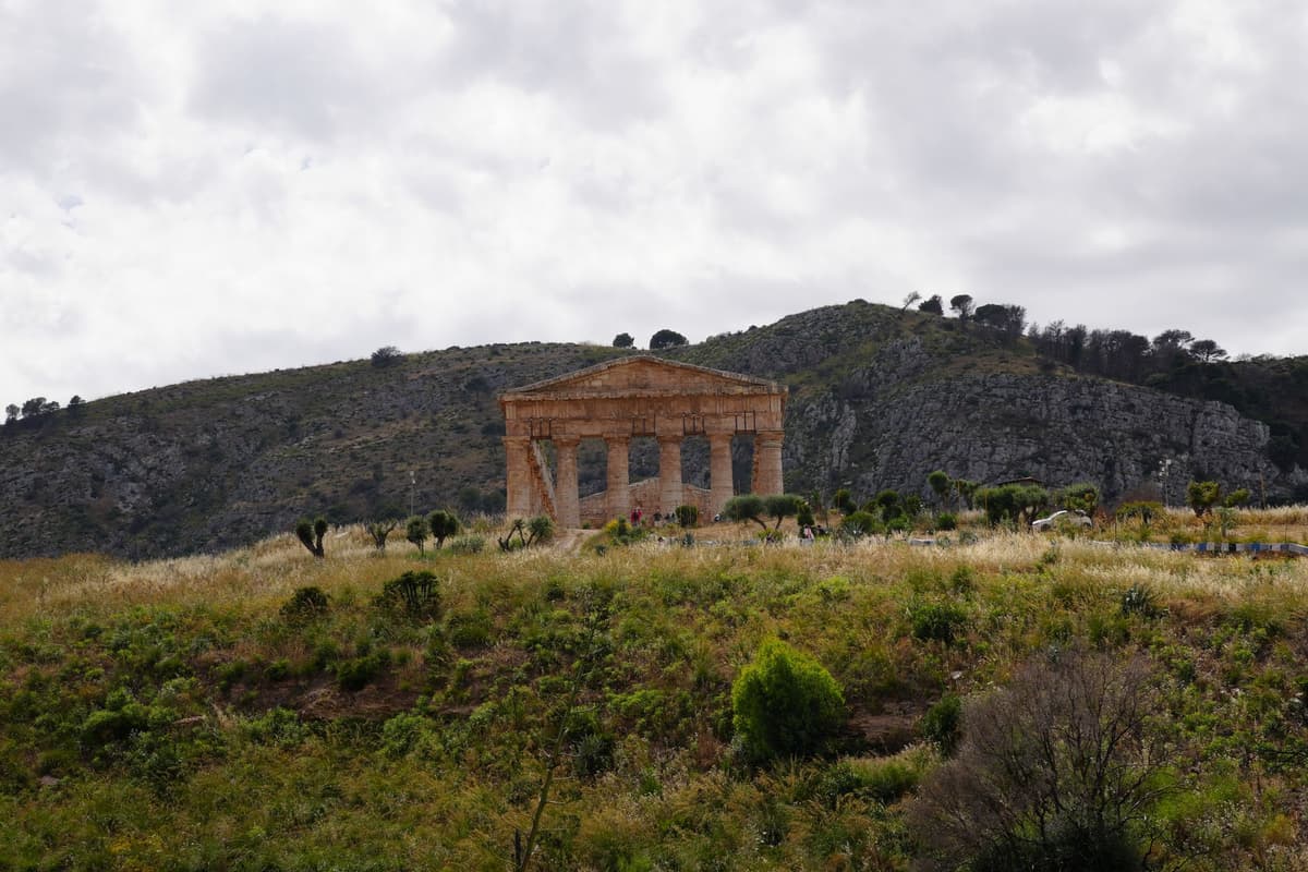 Le temple de Ségeste posé sur les collines, à l'est de Trapani