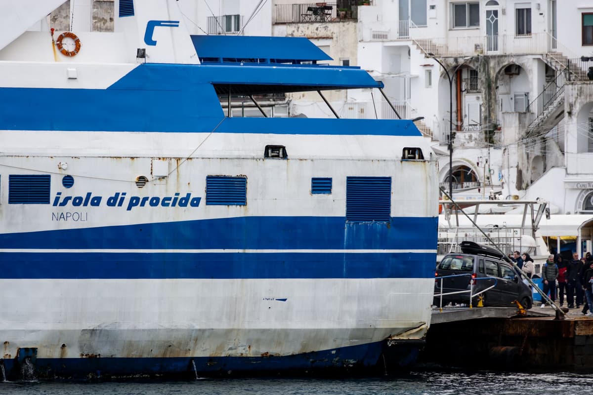 Ferry italien à quai, au départ de la baie de Naples