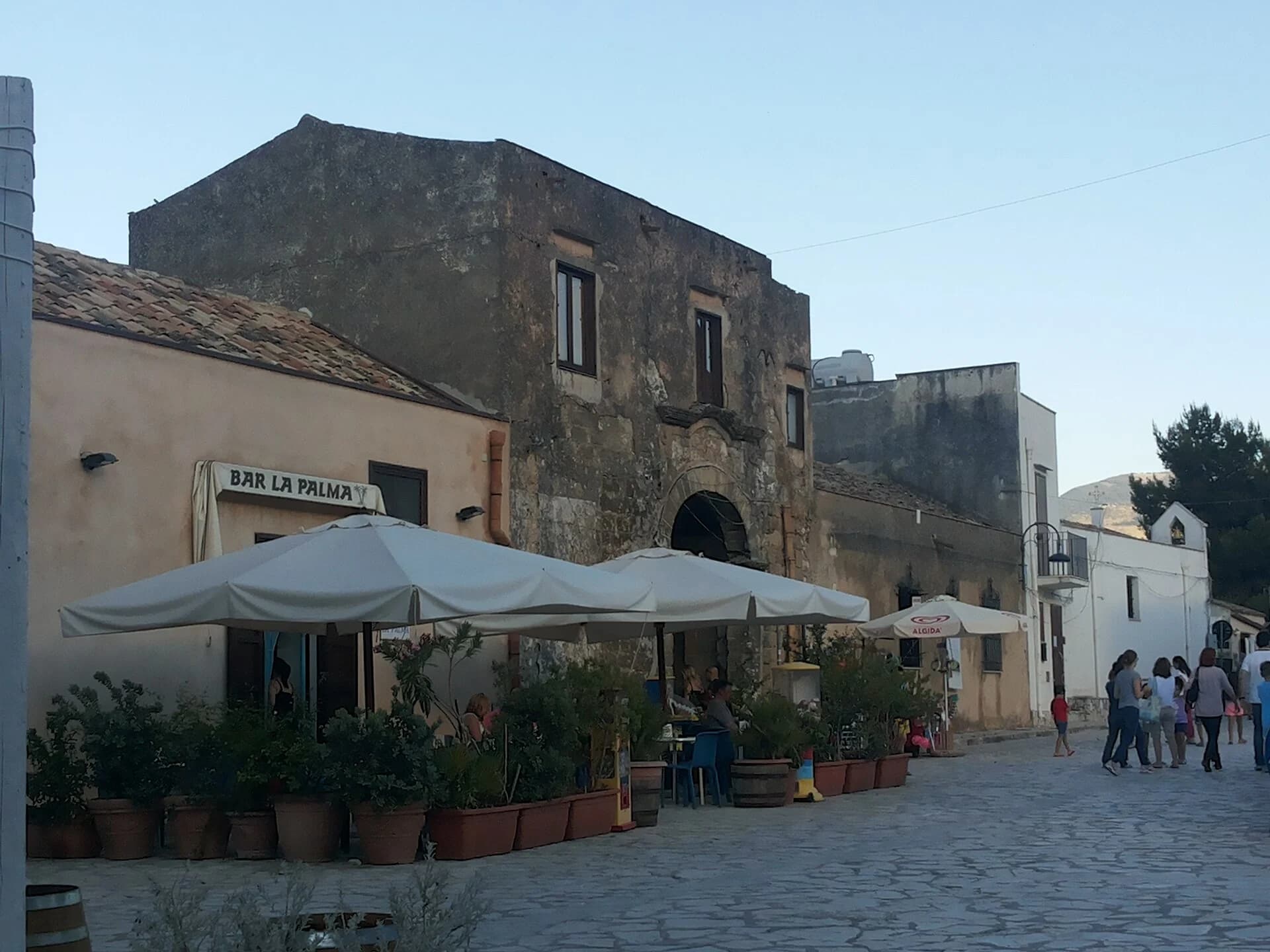 Façade et entrée du baglio de Scopello