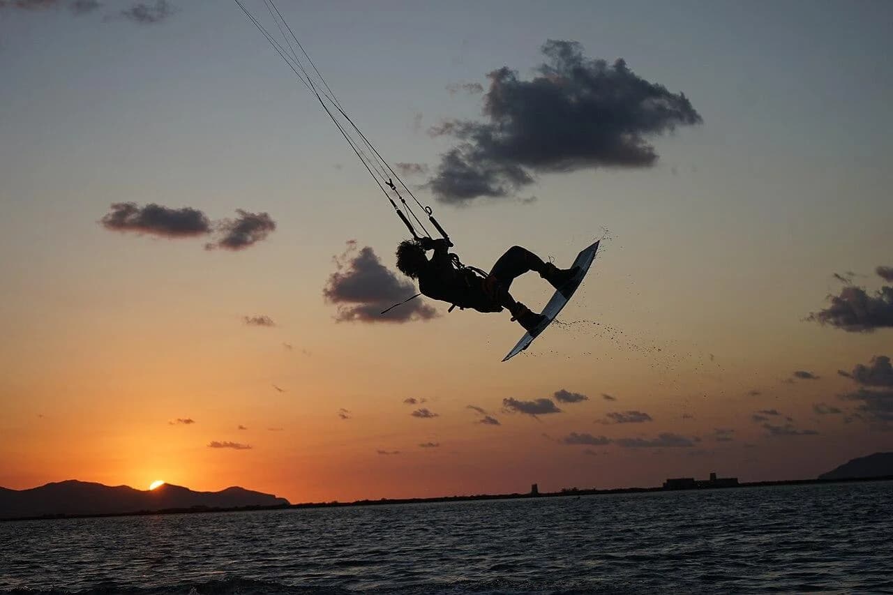 Kitesurfeur sur la lagune du Stagnone à Marsala
