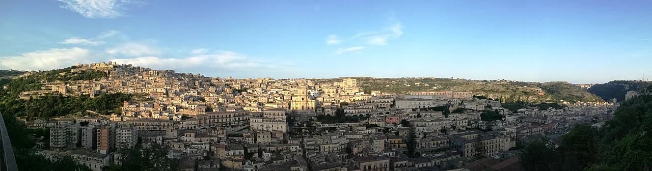 Vue de Modica, ville du chocolat Bonajuto