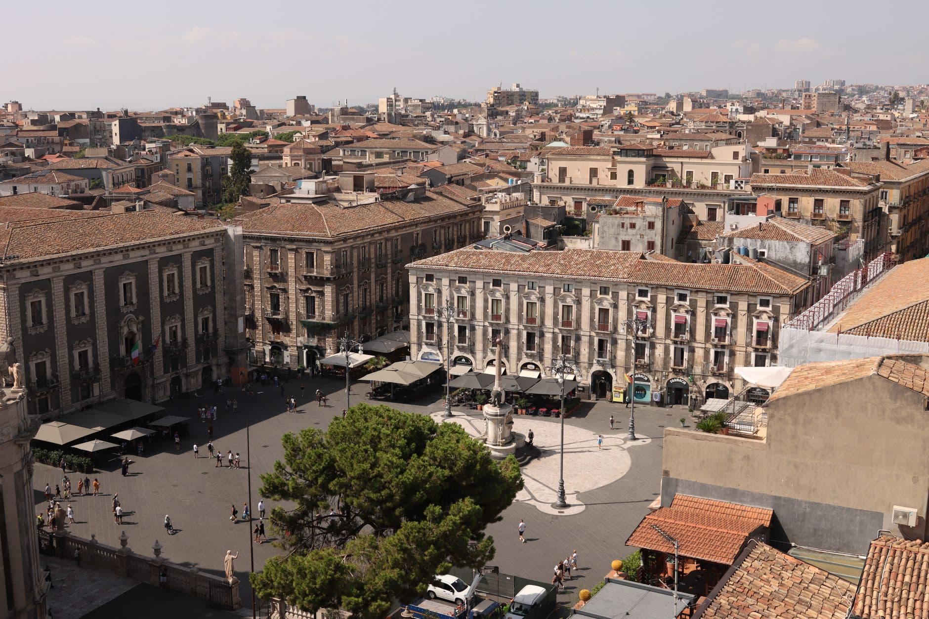 La Piazza del Duomo de Catane et la fontaine de l'Éléphant devant l'Etna