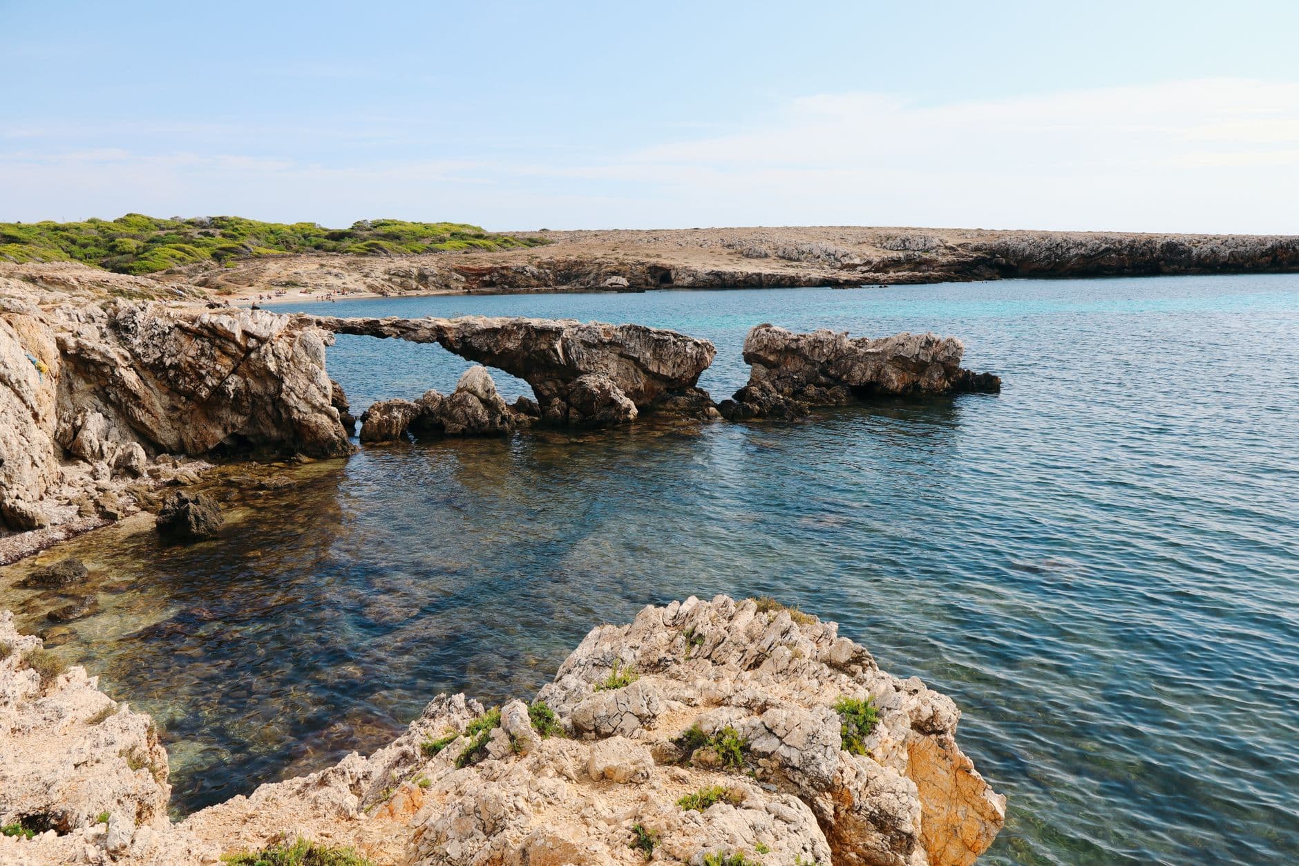 Les eaux turquoise de Cala Rossa cernées de falaises de tuf calcaire à Favignana