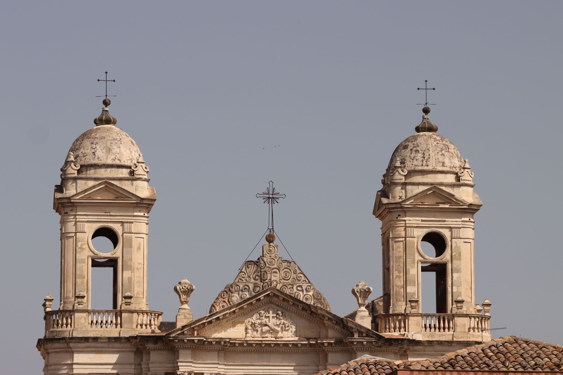 La façade dorée de la cathédrale San Nicolò de Noto au sommet de son escalier