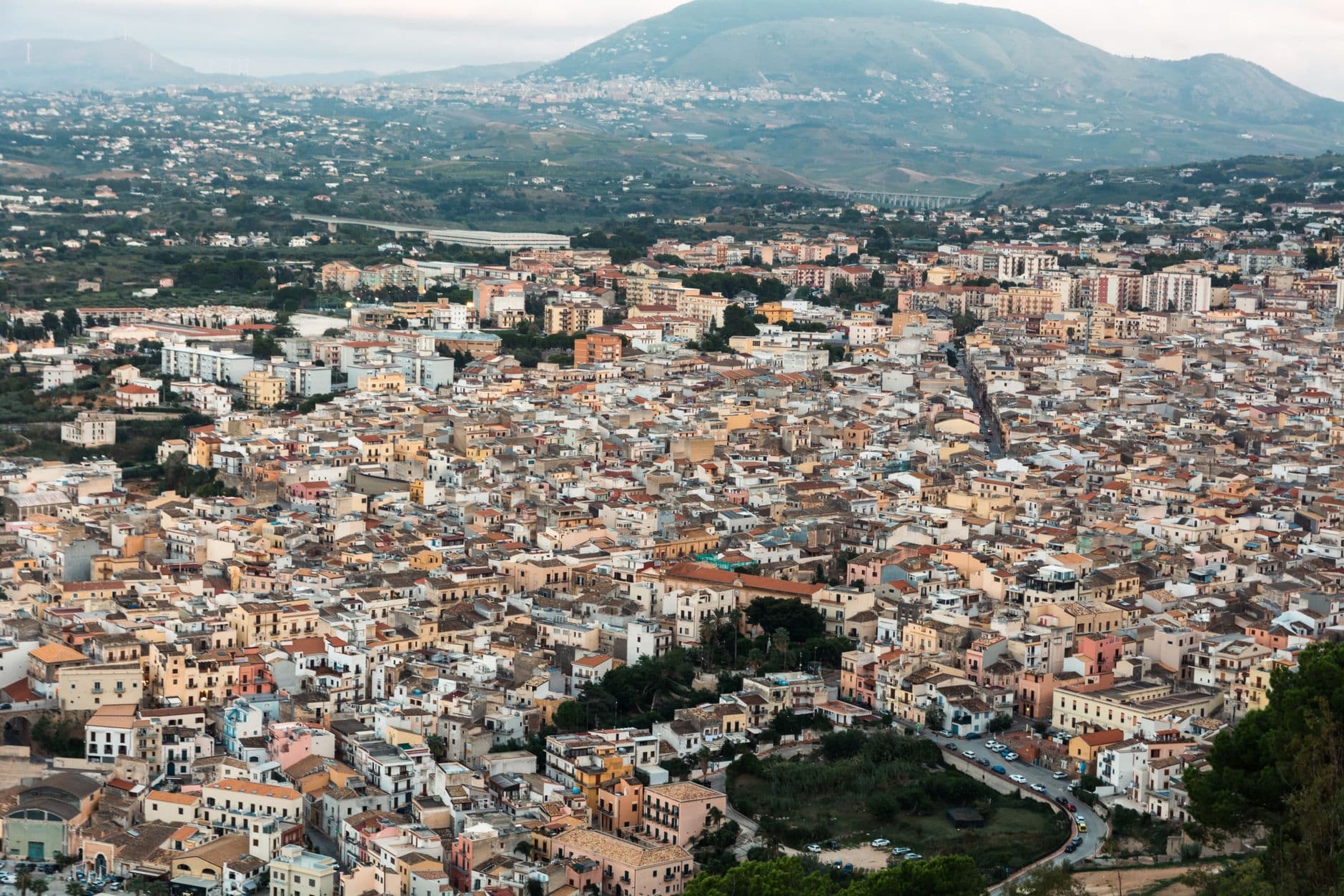Ragusa Ibla accrochée à sa colline, dominée par la coupole du Duomo San Giorgio