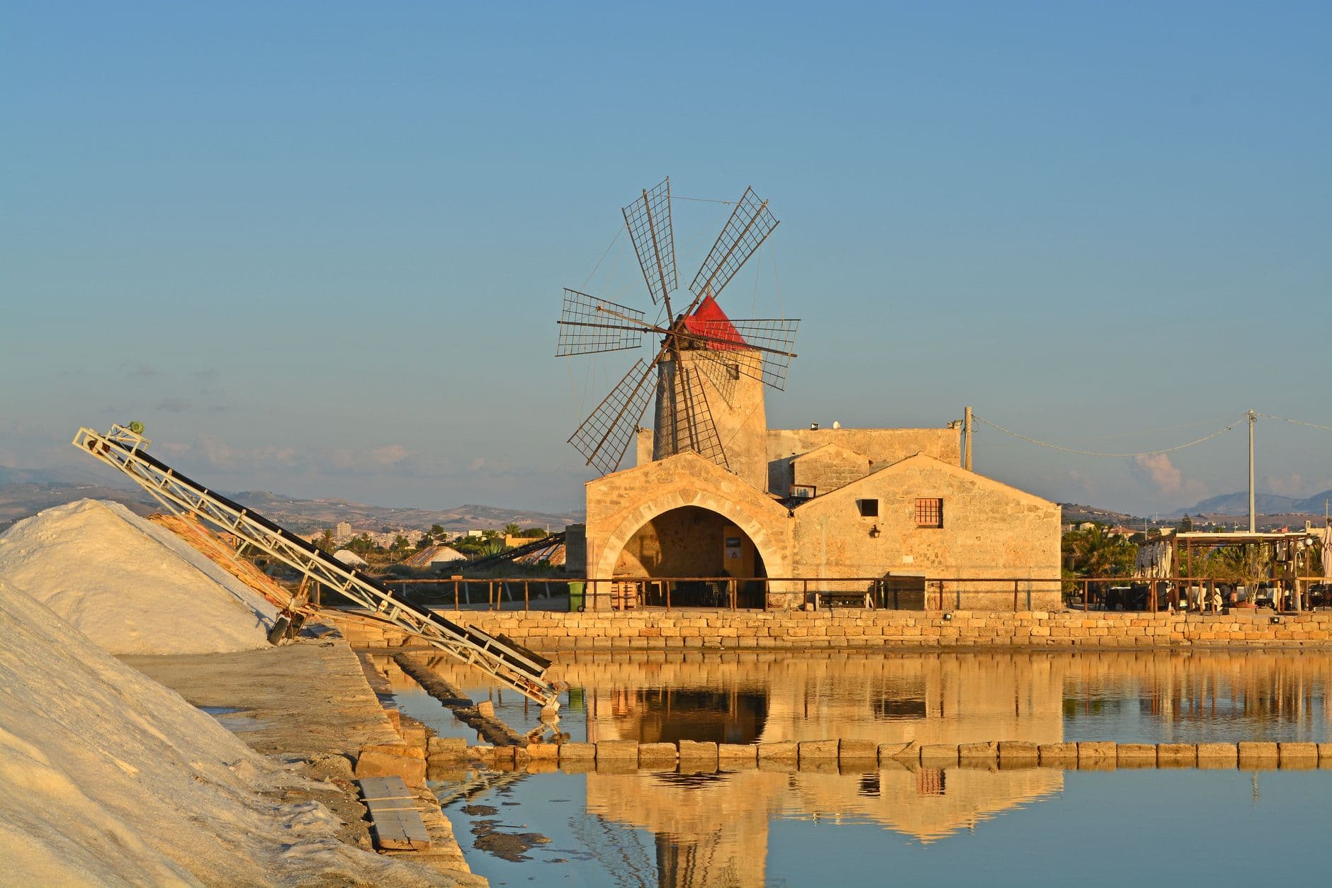 Les salines et les moulins à vent de Trapani au coucher du soleil