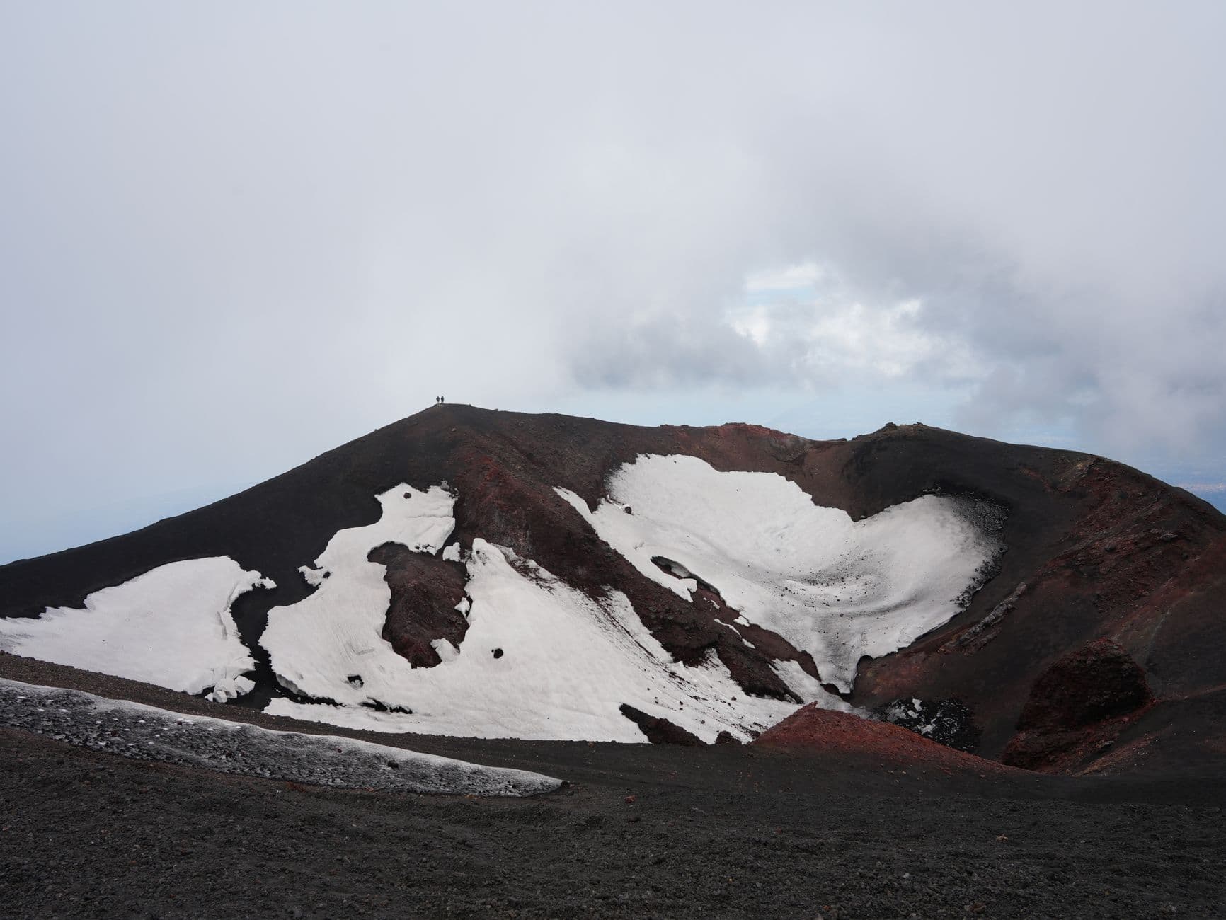 Sommet enneigé et fumant de l'Etna dominant la côte est de la Sicile