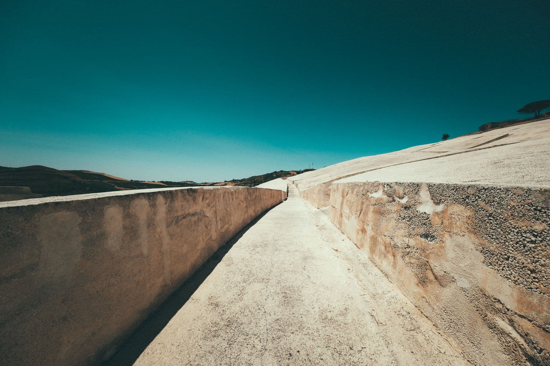 La falaise blanche en gradins de la Scala dei Turchi plongeant dans la mer turquoise