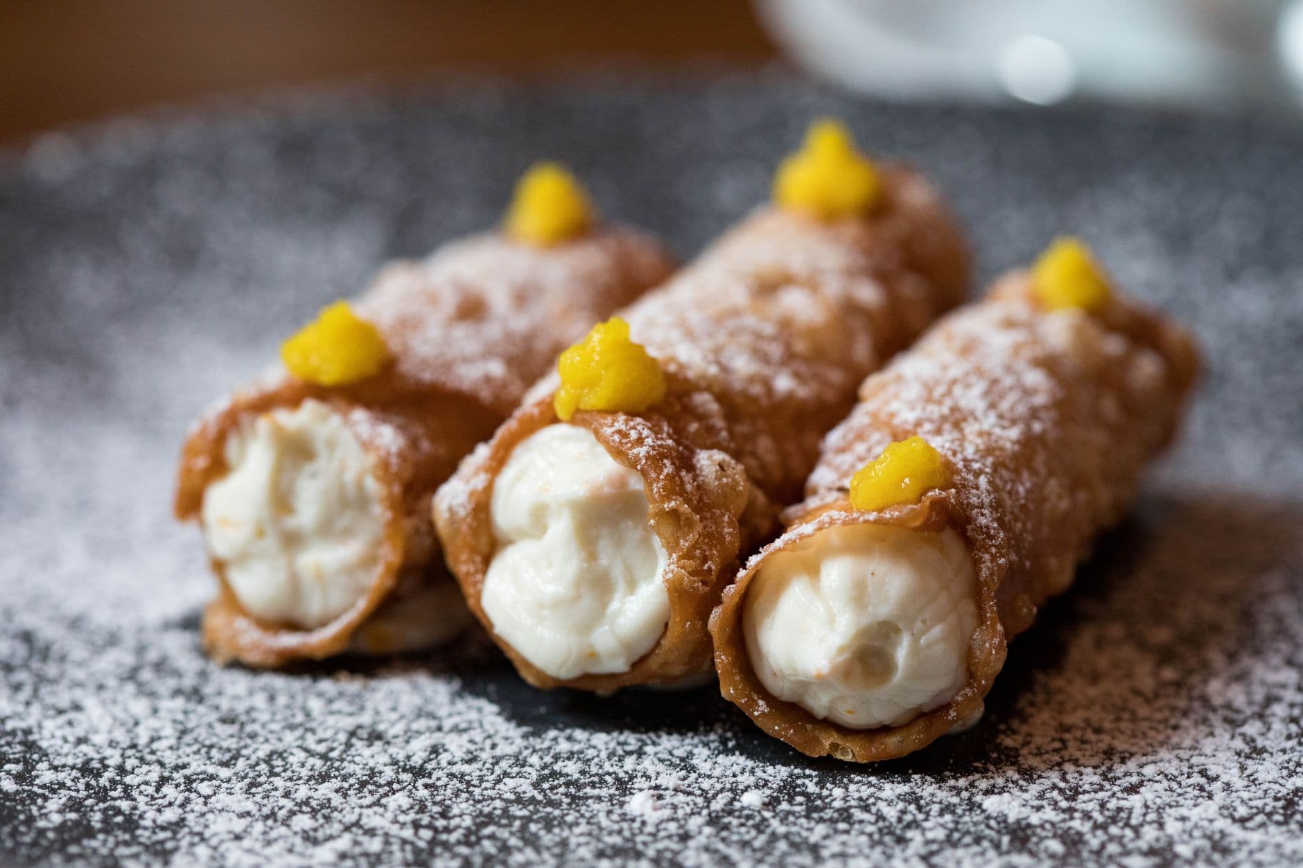 Assortiment de spécialités siciliennes avec arancini, cannoli et street food de Palerme