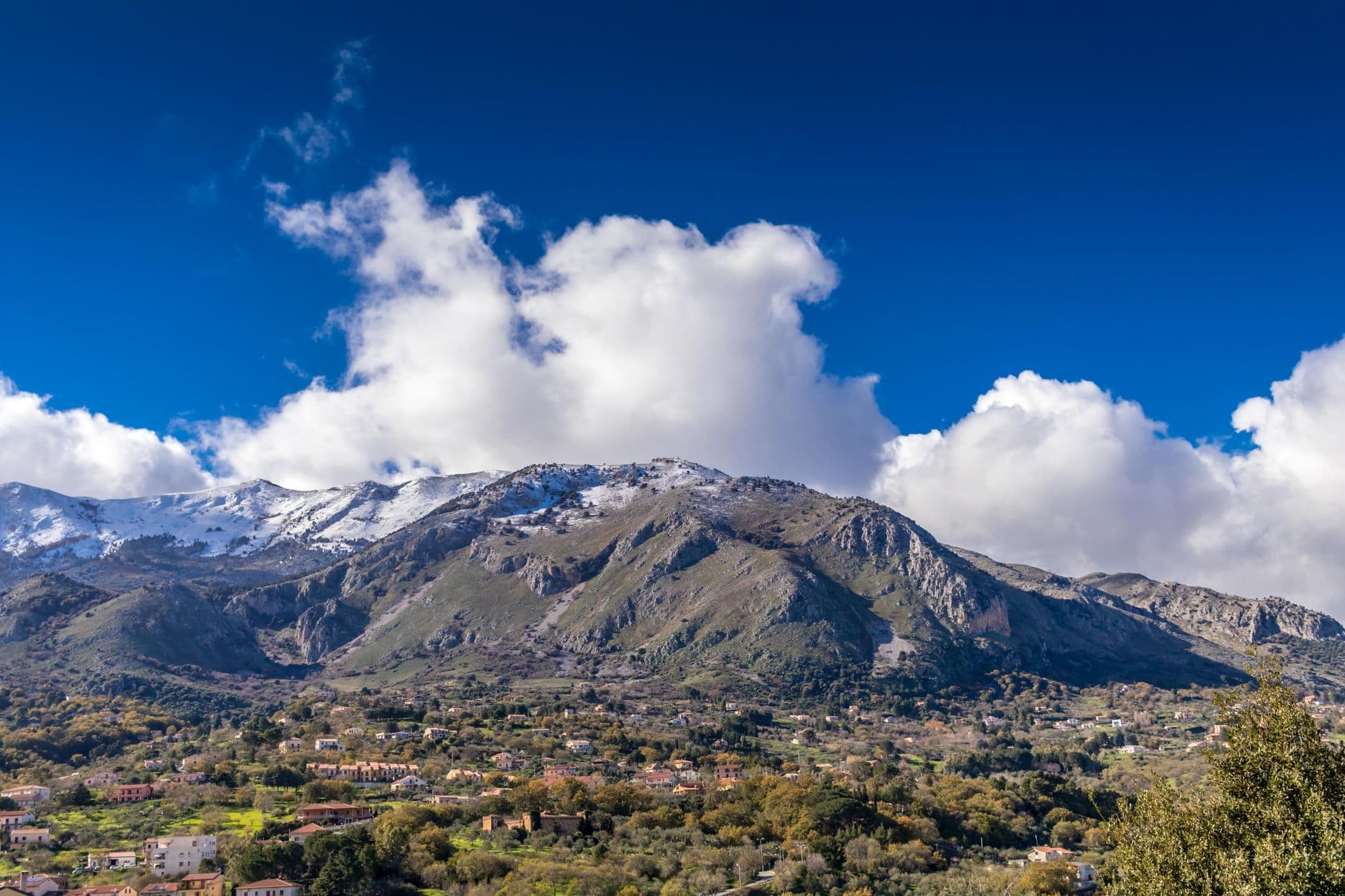 Route de montagne en Sicile, parcourue en voiture de location
