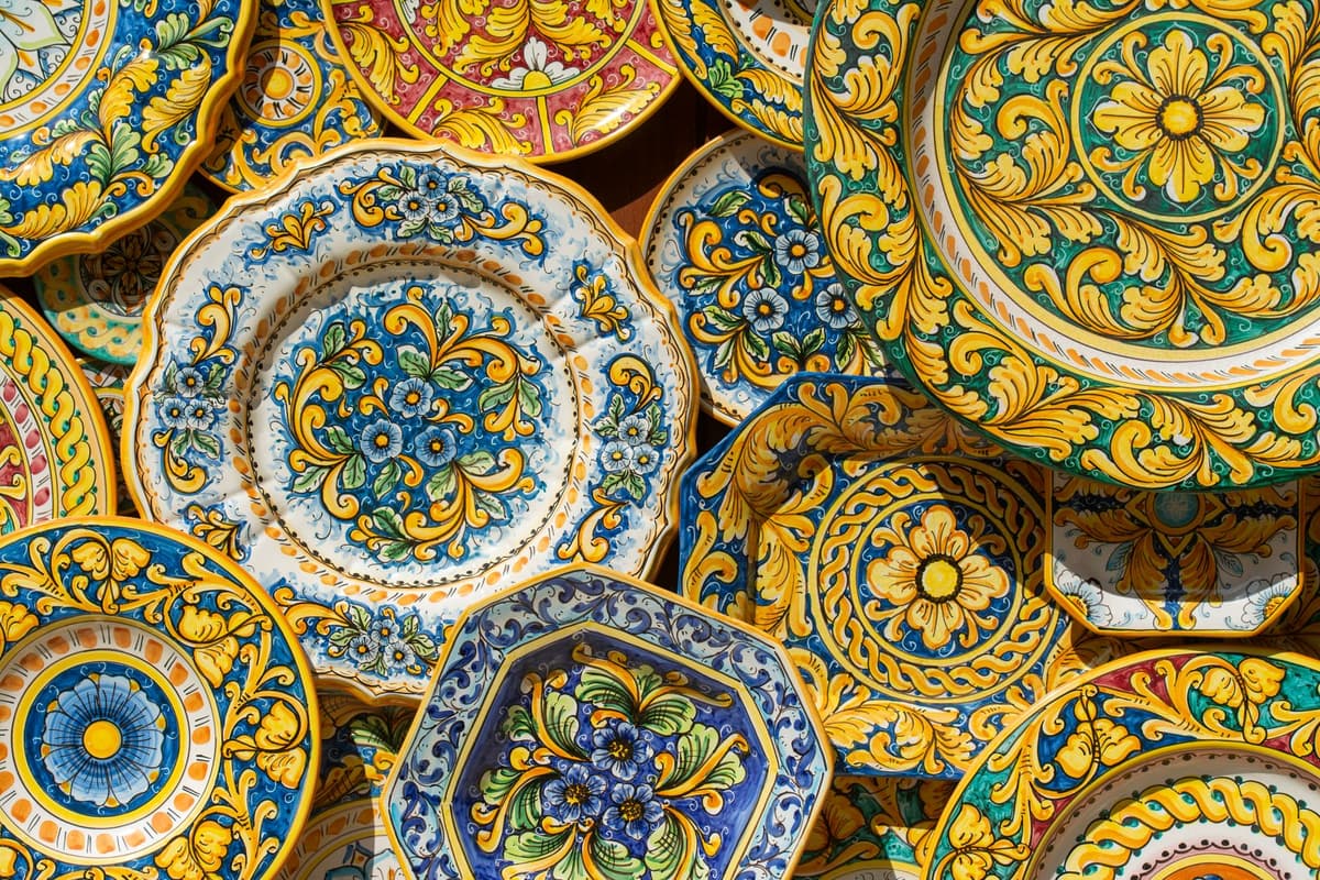 Assiettes en céramique peintes à la main, savoir-faire de Caltagirone