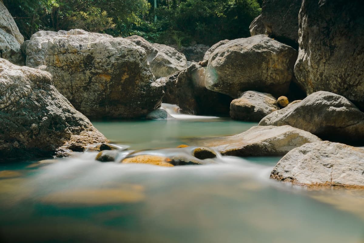 Rivière encaissée des gorges de l'Alcantara, en Sicile