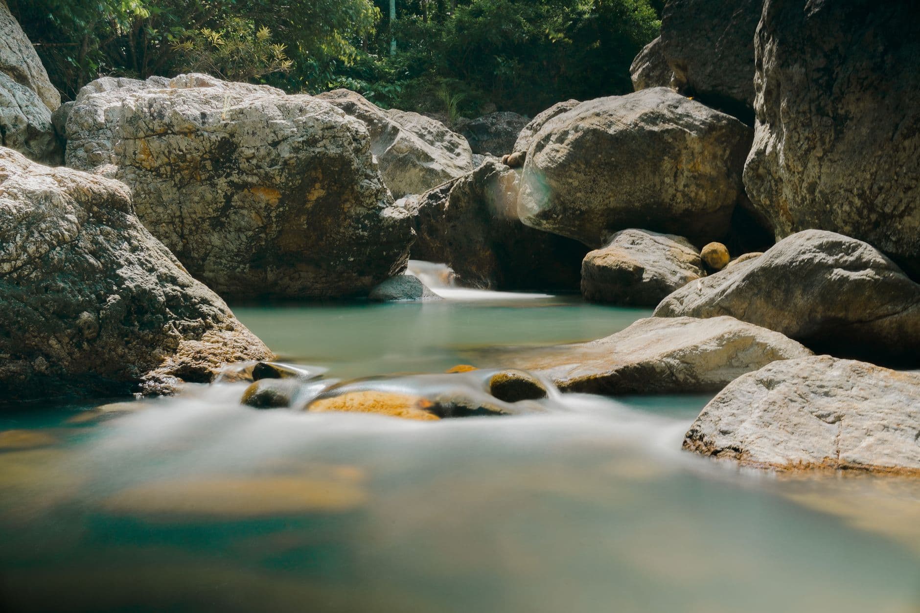 Rivière encaissée des gorges de l'Alcantara, en Sicile
