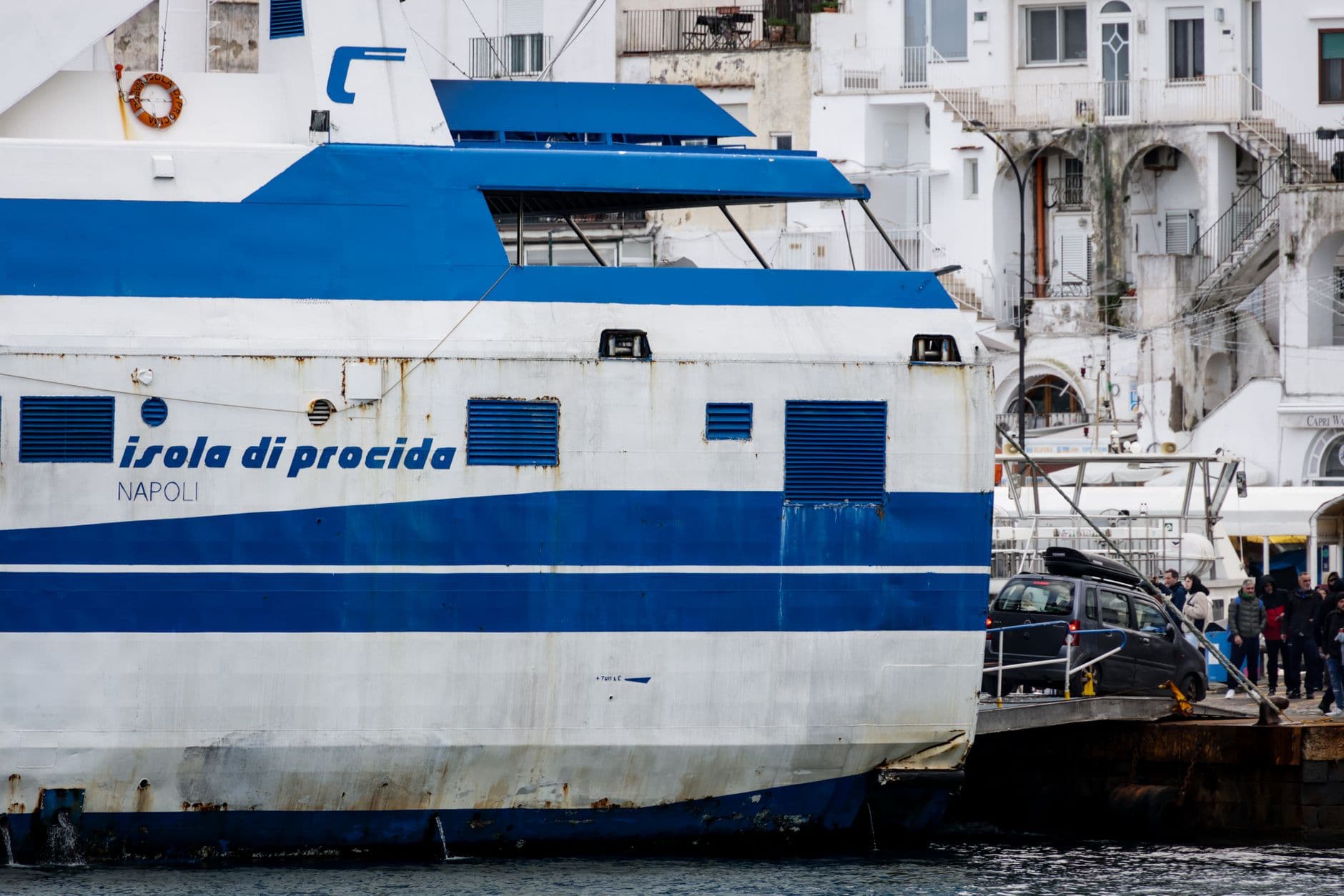 Ferry italien à quai, au départ de la baie de Naples